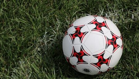 “Futbolda Kanat Değişimi: [Oyun Genişletme Stratejileri]”